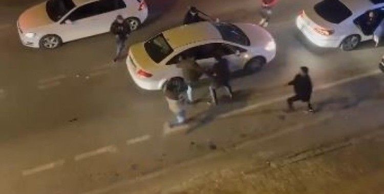 Antalya’da trafikte yumruk ve tekmeler havada uçuştu