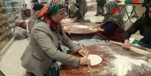 Kadın başkan depremzedeler için gözleme yaptı
