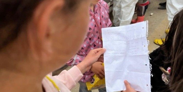 Duygulandıran mektuplar oyuncaklarla birlikte deprem bölgesinde
