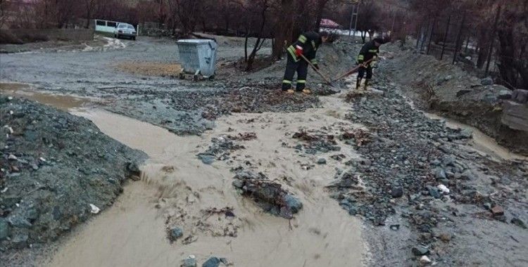 Erzincan'da sağanak taşkınlara neden oldu