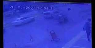 Kırmızı ışıkta bekleyen araca silahlı saldırının görüntüleri ortaya çıktı
