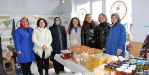 Osmaneli’nde depremzede aileler yararına hayır çarşısı kuruldu
