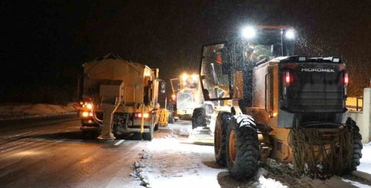 Kop Dağı Geçidinde kar ve tipiden ulaşımda aksamalar yaşandı
