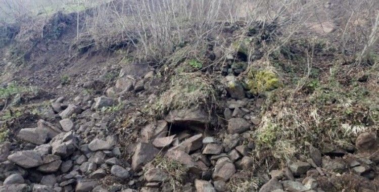 Heyelan mahalle yolunu kapattı