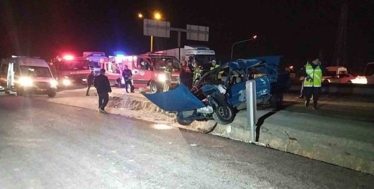 Otomobil ile tır çarpıştı: 1 ölü, 3 yaralı
