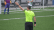 Hakem çift sarı kart gösterdiği futbolcuyu sahada unuttu