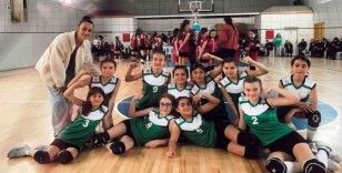 Altınovalı Minik voleybolcular, namağlup şampiyon
