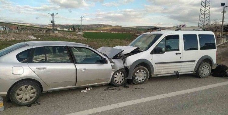 Hafif ticari araç ile otomobil çarpıştı: 5 yaralı
