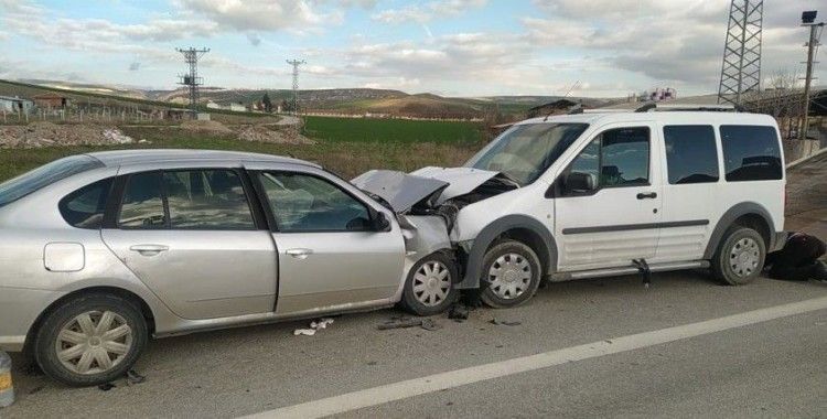 Hafif ticari araç ile otomobil çarpıştı: 5 yaralı