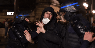 Paris'te emeklilik reformu karşıtı gösterilerde gözaltına alınanların sayısı 243'e ulaştı