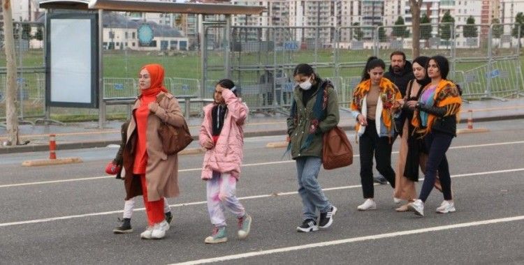 Diyarbakır'da Nevruz kutlaması geniş güvenlik önlemi içinde başladı