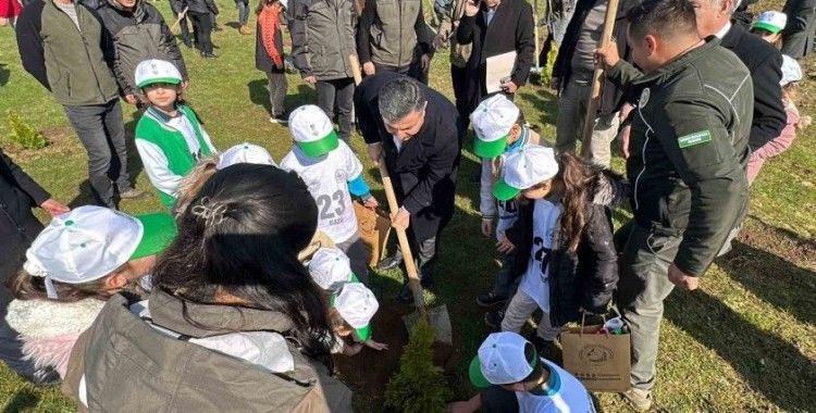Fidanlar deprem şehitleri için toprakla buluşturuldu
