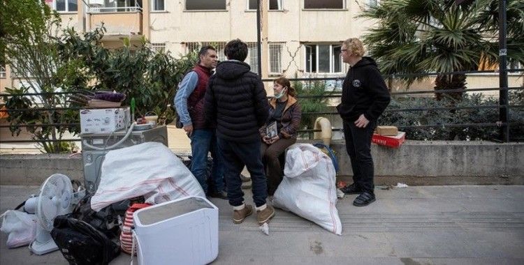 Ağır hasarlı evlerini terk eden aile anıları için Hatay'a geri döndü