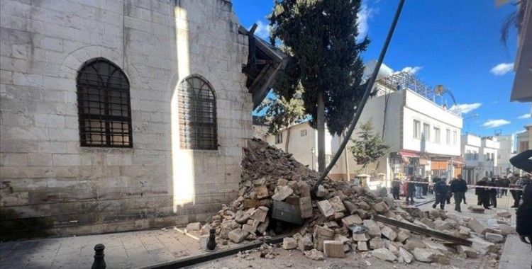 Kilis'te depremde ağır hasar gören tarihi cami kendiliğinden yıkıldı