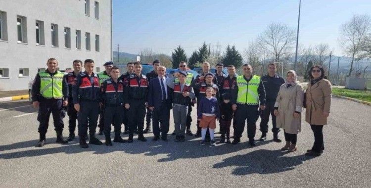 Down sendromlu öğrenciler jandarmanın misafiri oldu

