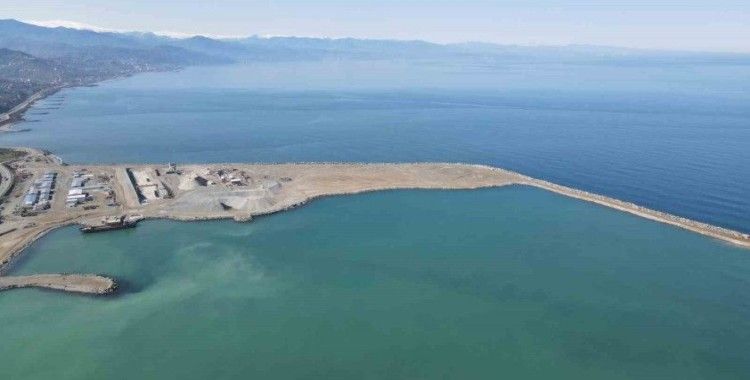 Rize’de yapımı devam eden Lojistik Merkezinin liman dolgusunun yüzde 40 tamamlandı
