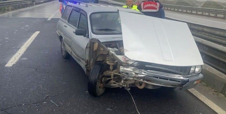 Kontrolden çıkan otomobil bariyerlere çarptı
