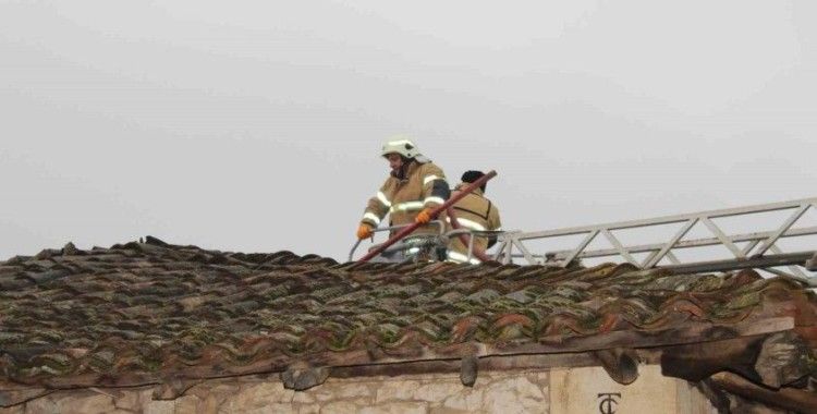 Gündüz defnedildi, akşam evi yandı
