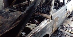 Garajda çıkan yangında otomobil ile pat-pat alevlere teslim oldu
