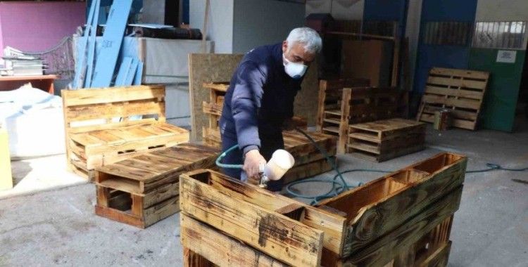 Deprem bölgesi için mobilya üretiyorlar
