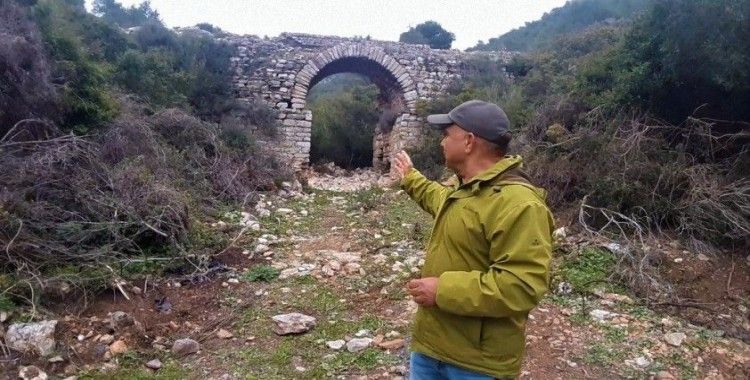 Tarihi su kemerini tahrip etmişler
