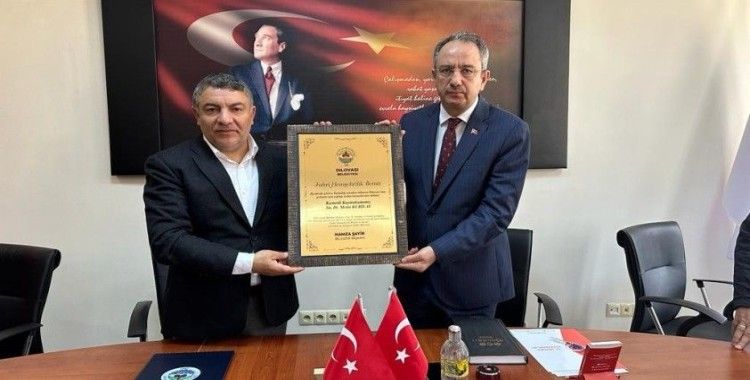 Belediye başkanından kaymakama fahri hemşehrilik beratı
