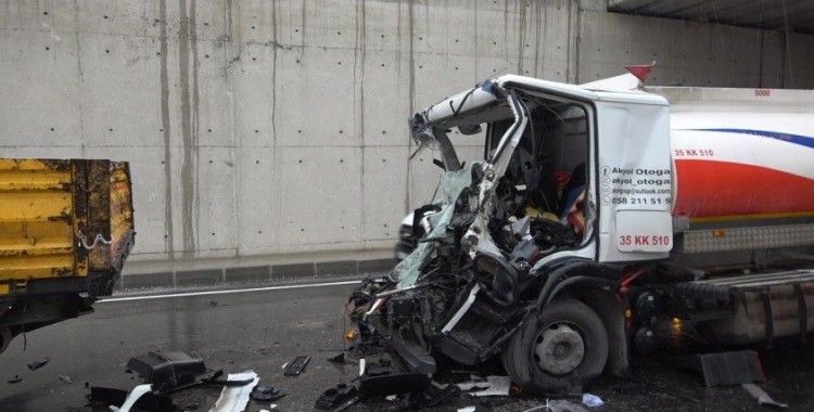 Tıra arkadan ok gibi saplanan yakıt tankerinin sürücüsü öldü