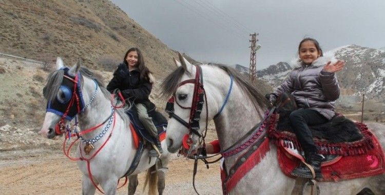 Depremzede ikizler Bayburt’ta atları dörtnala sürdüler