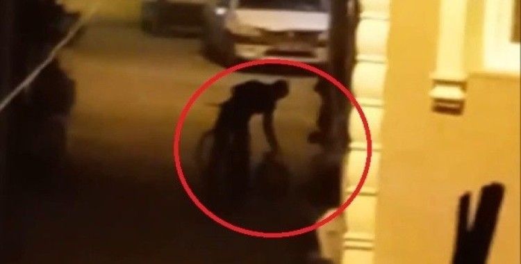 (Özel) Bisikletli yakıt hırsızları, tesadüfen uyanan vatandaşın bağırmasıyla böyle kaçtı