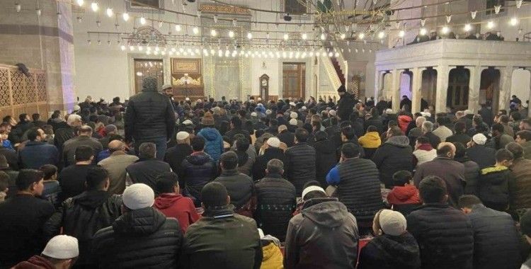 Konya’da ilk teravih namazında camiler doldu
