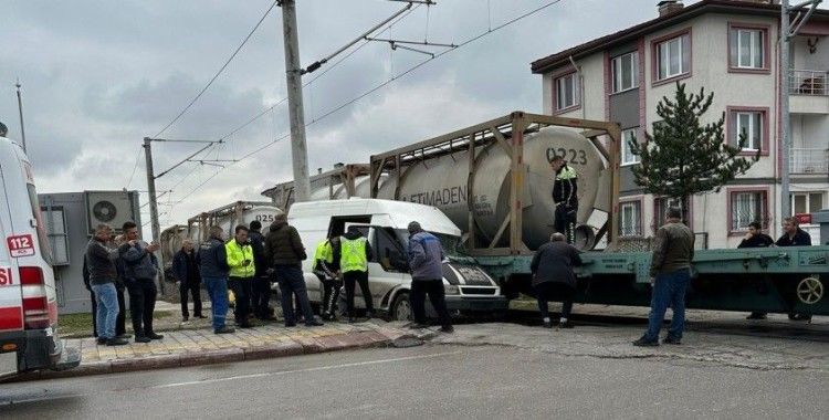 Kütahya’da yük treni minibüse çarptı: 1 yaralı
