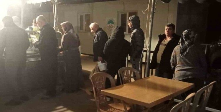 Kayseri Büyükşehir’den deprem bölgesindeki ilk konteyner kentte ilk sahur
