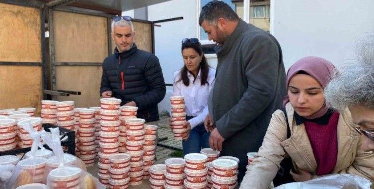 İhtiyaç sahiplerinin iftarlıklarını elleri ile hazırladılar
