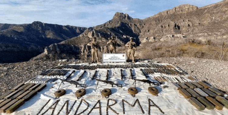 Jandarma, Hakkari kırsalında çok sayıda mühimmat, teçhizat ve malzeme ele geçirdi