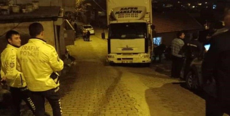 Freni boşalan kamyon park halindeki araca çarptı
