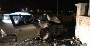 Kontrolden çıkıp duvara çarpan otomobilin sürücüsü hayatını kaybetti
