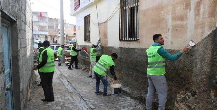 Şanlıurfa'da selden zarar gören evlerin duvarları boyanmaya başlandı