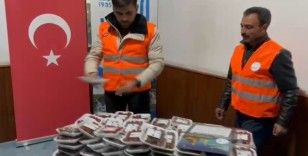Muradiye Belediyesinden hurma ve imsakiye dağıtımı
