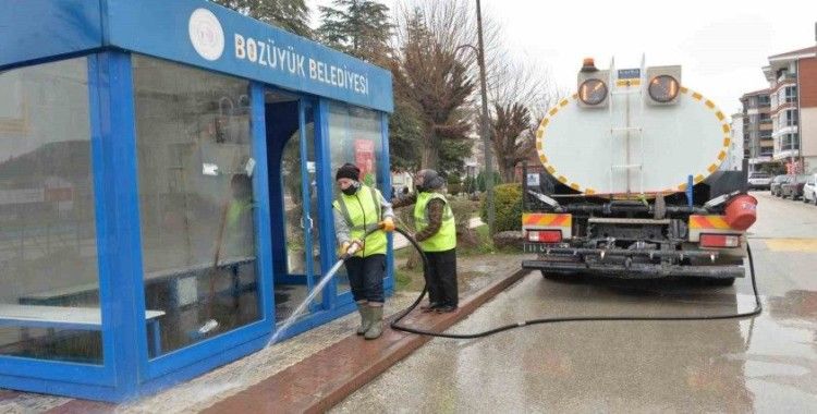 Bozüyük’te duraklar yıkanarak temizleniyor
