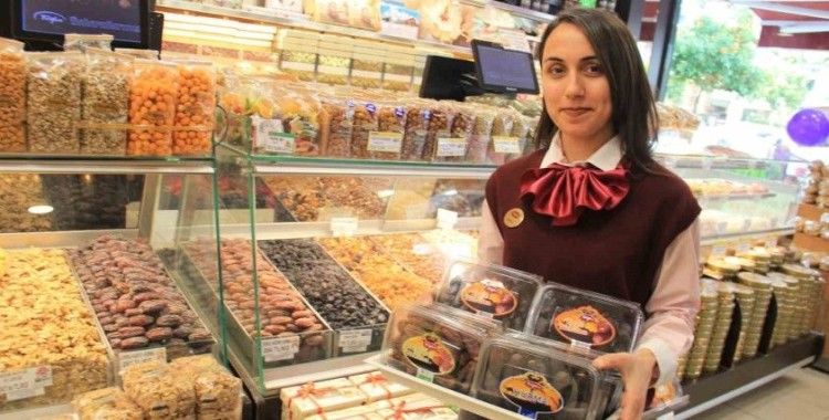 Sahur ile iftar arasındaki vakti daha rahat geçirmek isteyenler hurma tezgahına koştu
