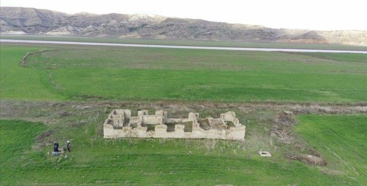 Elazığ'da suyun çekildiği baraj sahasındaki 83 yıllık tren istasyonu gün yüzüne çıktı