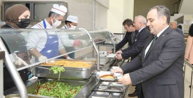 ERÜ Rektörü Altun, Öğrencilerle İftar Yaptı
