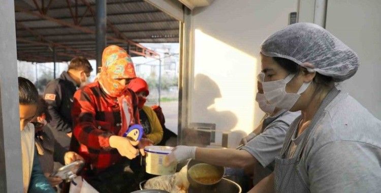 Büyükşehir Belediyesi Kepez’de sıcak yemek dağıtıyor
