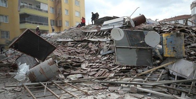 Malatya'da 5 katlı ağır hasarlı bina kendiliğinden çöktü