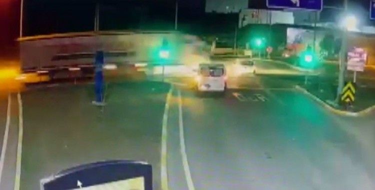 Kırmızı ışıkta geçen tırın hafif ticari araca vurma anı güvenlik kamerasında
