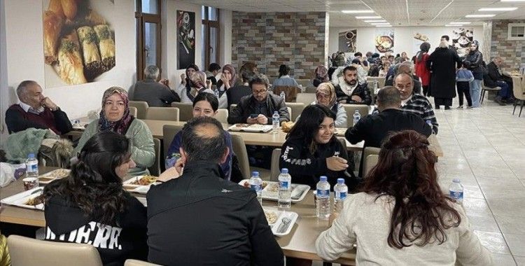 Elazığ'da yurtlarda misafir edilen depremzedeler devletin 'sıcak aşıyla' iftar yapıyor