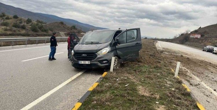 D100’de orta refüje çıkan minibüsün sürücüsü yaralandı