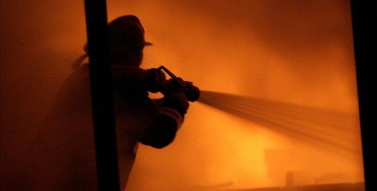 Hong Kong'da depoda çıkan yangın nedeniyle 3 bin 400 kişi tahliye edildi
