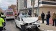 Otomobilin işçi servisiyle kafa kafaya çarpıştığı feci kaza kamerada: 1 ölü, 3 yaralı
