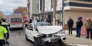 Otomobilin işçi servisiyle kafa kafaya çarpıştığı feci kaza kamerada: 1 ölü, 3 yaralı

